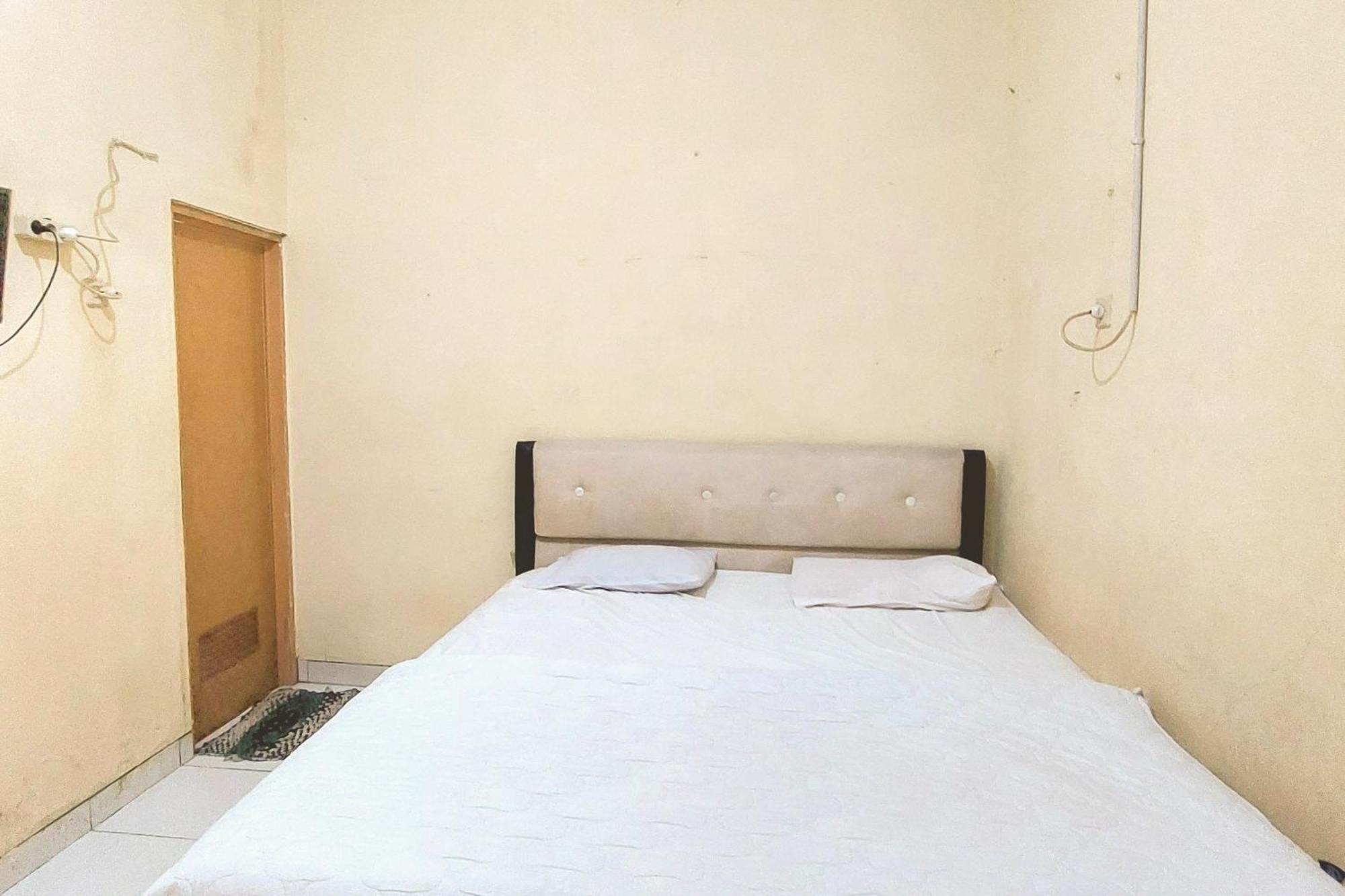 Pondok Gede Dkost Syariah Mitra Reddoorz Bekasi Exterior photo